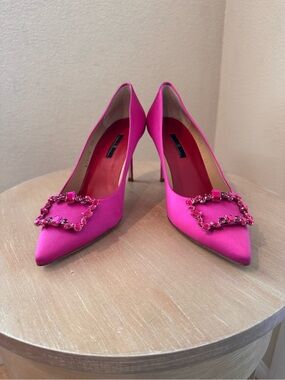 Carolina Herrera Fuchsia Satin Jeweled Buckle Pump - EU 40 - NIB - Retail $1,025